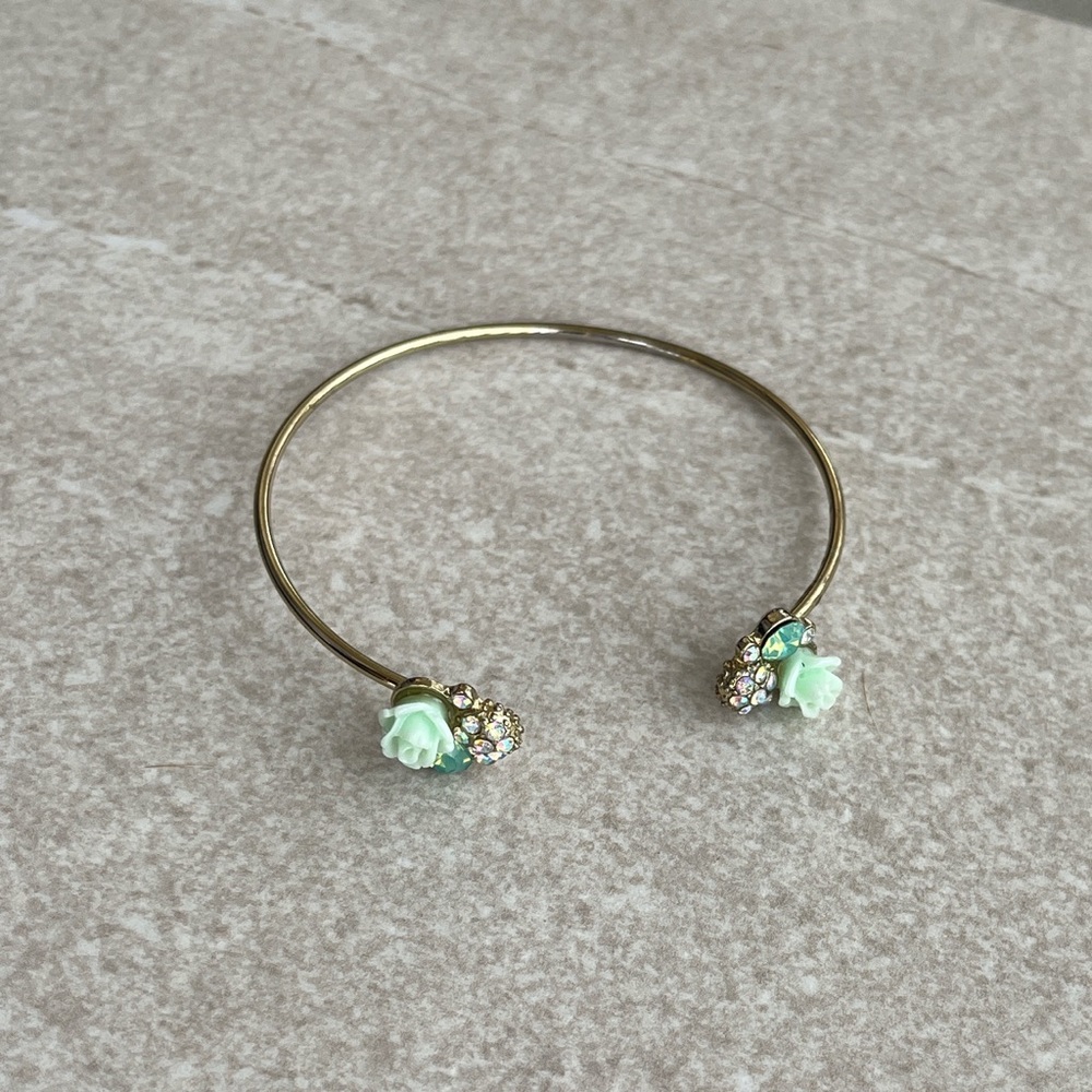 Gold bracelet with jade flowers